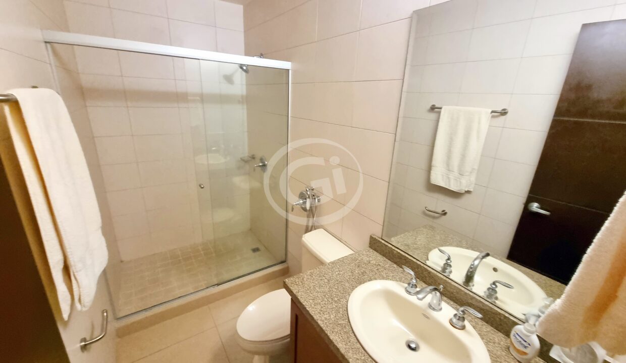 24. Baño Compartido (1)