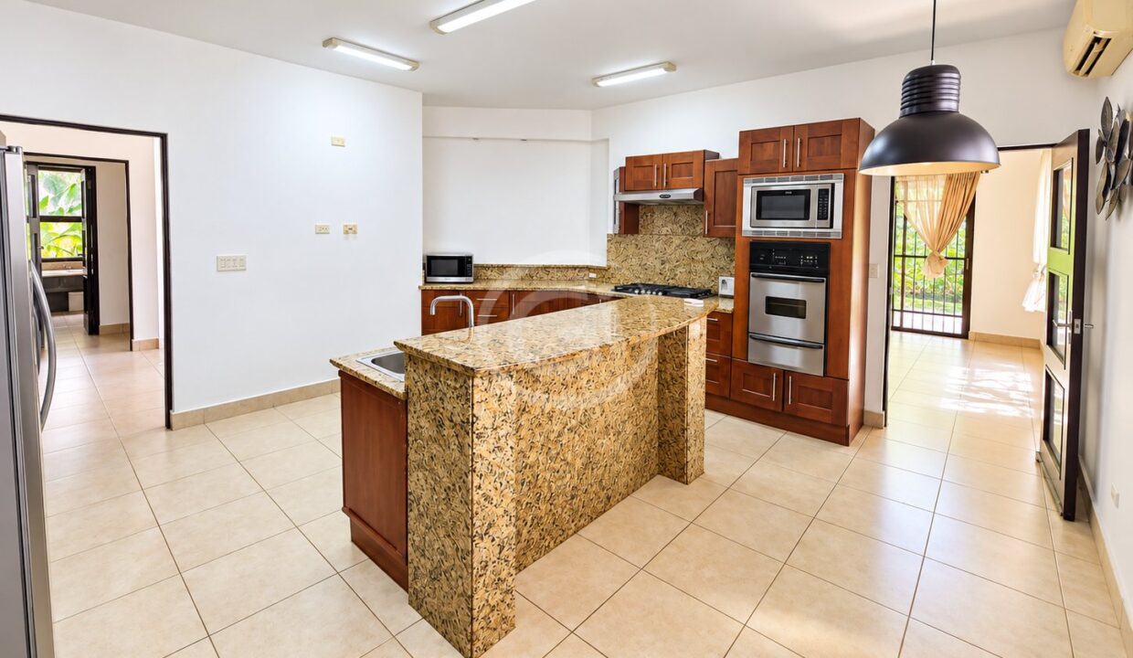 7. Cocina. Venta Casa Embassy Club. Clayton